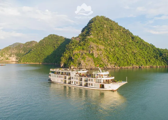 Verdure Lotus Grandeur Cruise On Bay  5*
