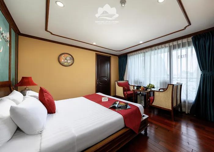 Verdure Lotus Grandeur Cruise On Bay  5*