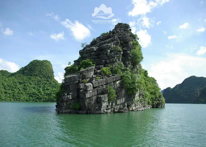 Verdure Lotus Grandeur Cruise On Bay 