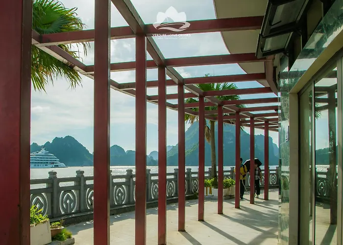Verdure Lotus Grandeur Cruise On Bay  5*